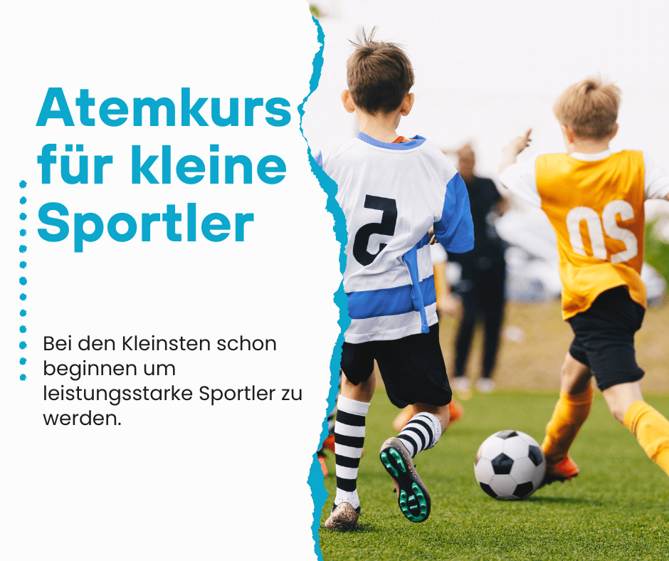 Zwei Kinder jagen auf dem Fußballplatz dem Ball hinterher