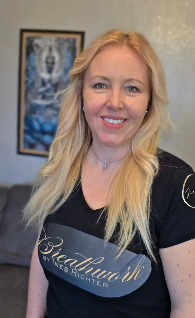 Porträt von Ines Richter im Shirt mit der Aufschrift Breathwork by Ines Richter